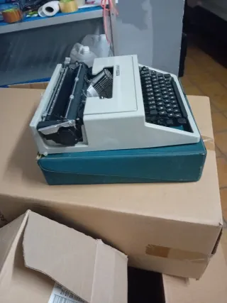 Máquina de escribir Olivetti Dora con maletín
