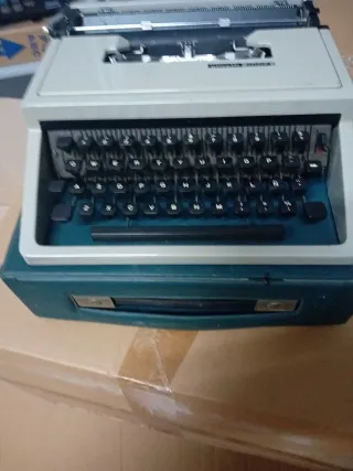 Máquina de escribir Olivetti Dora con maletín