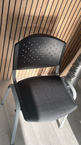 Silla de oficina negra y plateada