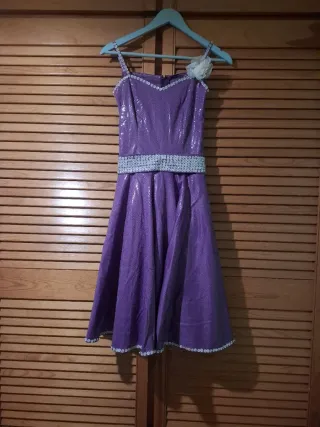 Vestido Morado Brillante con Flores