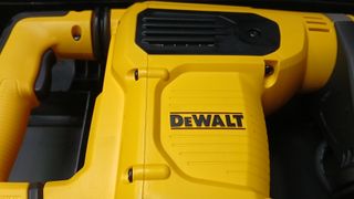 Martillo demoledor Dewalt D25481K con maletín