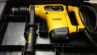 Martillo demoledor Dewalt D25481K con maletín