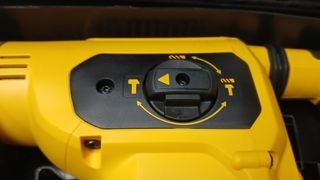 Martillo demoledor Dewalt D25481K con maletín