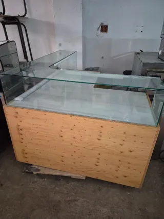Mostrador de madera y cristal