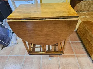 Mesa plegable con cajones con 2 taburete madera