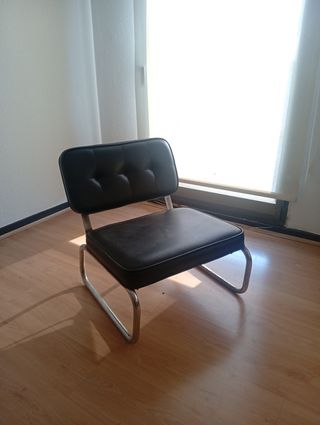 Silla descalzadora negra y acero.