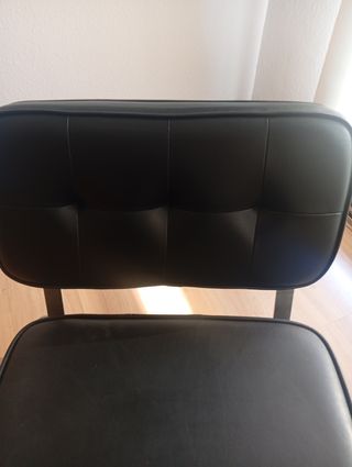 Silla descalzadora negra y acero.