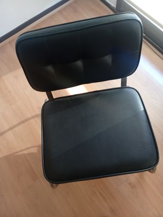 Silla descalzadora negra y acero.