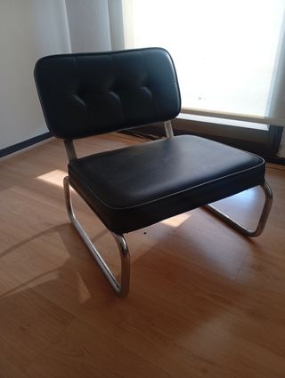 Silla descalzadora negra y acero.