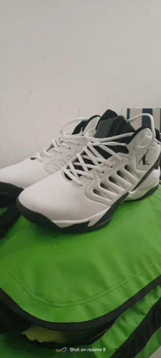 Scarpe sportive Jordan uomo bianche e nere