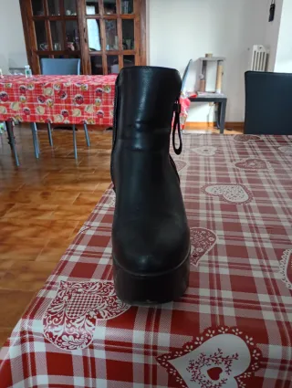 Stivale nero con tacco alto