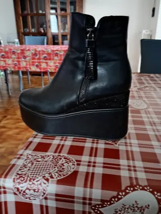 Stivale nero con tacco alto