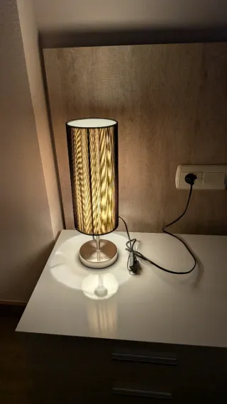 Lámpara de mesa moderna tela y metal