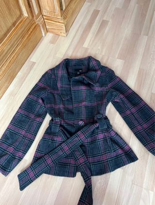 Abrigo H&M cuadros gris y rosa