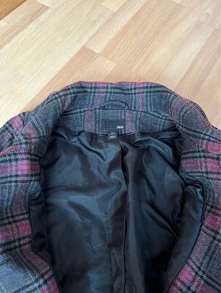 Abrigo H&M cuadros gris y rosa