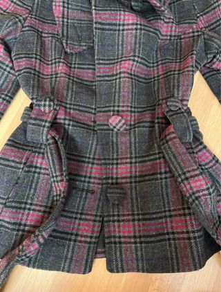 Abrigo H&M cuadros gris y rosa