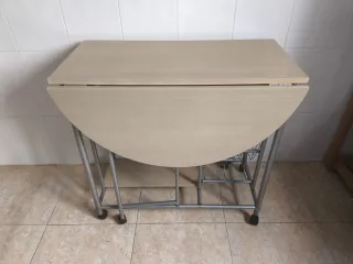 Mesa de cocina plegable con ruedas.
