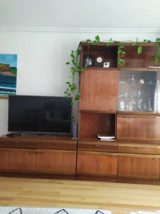 Mueble de salón madera y cristal