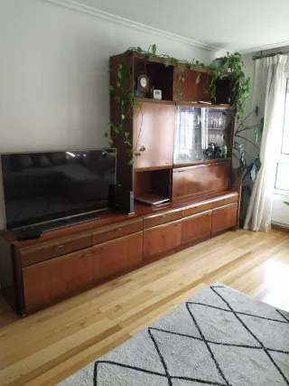 Mueble de salón madera y cristal