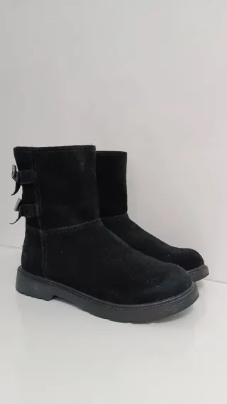 Botas UGG Negras con Lazos Plateados