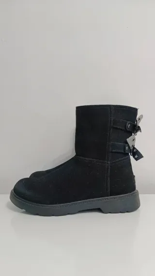 Botas UGG Negras con Lazos Plateados
