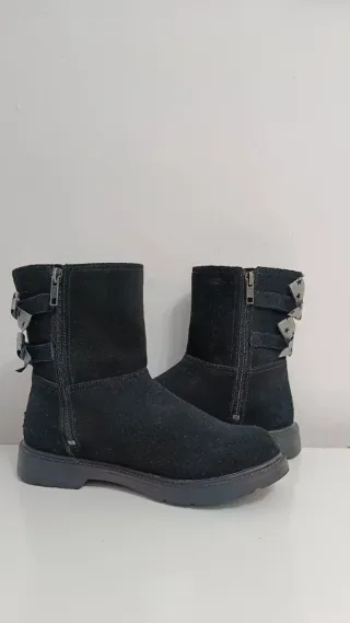 Botas UGG Negras con Lazos Plateados