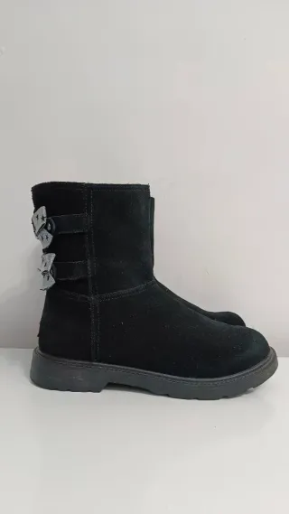Botas UGG Negras con Lazos Plateados