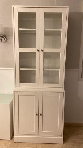 Mueble de madera con puertas de cristal