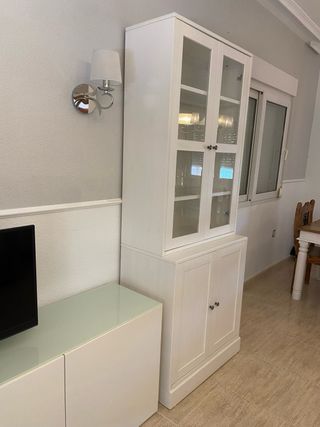 Mueble de madera con puertas de cristal