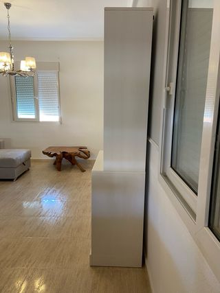 Mueble de madera con puertas de cristal