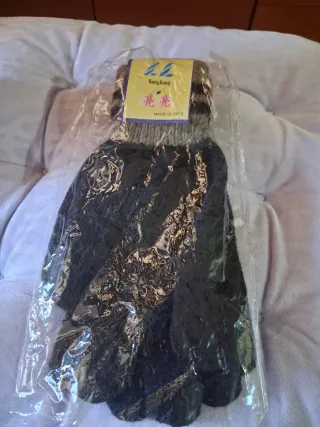 Guantes de lana negros y marrones