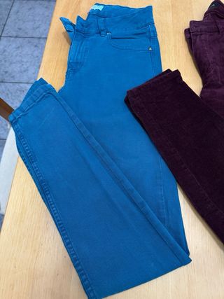 Pantalones vaqueros azules y morados