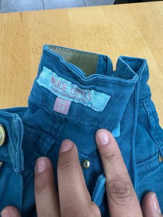 Pantalones vaqueros azules y morados