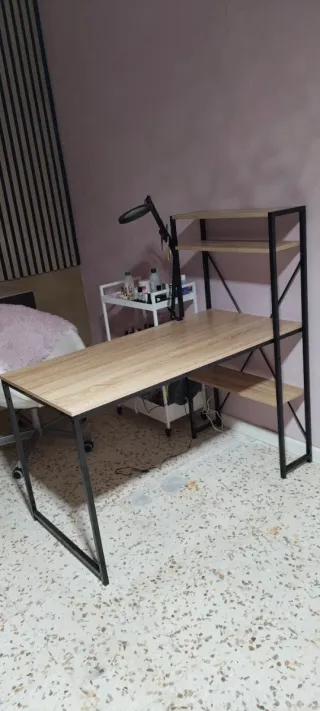 Escritorio estilo industrial con estantería