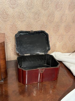 Caja de madera lacada con pájaros