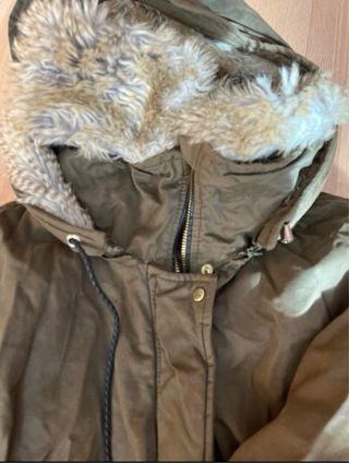 Abrigo Zara verde con capucha y pelo