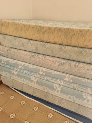 Materassi singoli in schiuma 15€ ciascuno.