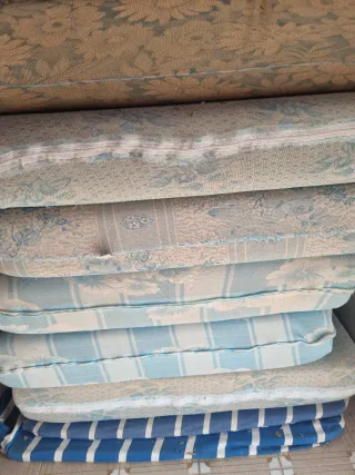 Materassi singoli in schiuma 15€ ciascuno.