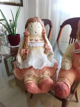 Pareja de figuras decorativas.