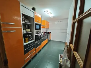 Cocina modular naranja y negra