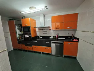 Cocina modular naranja y negra