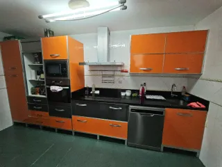 Cocina modular naranja y negra