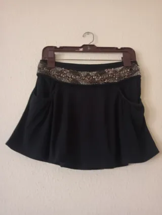 Falda corta negra con detalles dorados