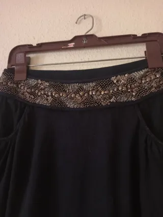 Falda corta negra con detalles dorados