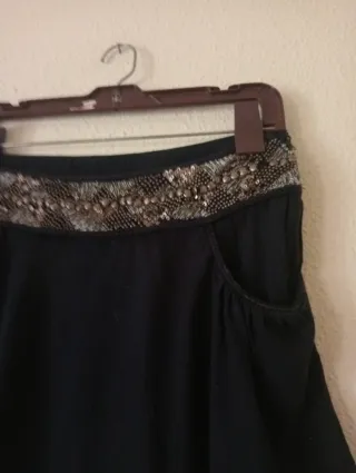 Falda corta negra con detalles dorados