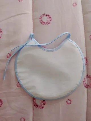 Bavaglino neonato ricamato con macchinina