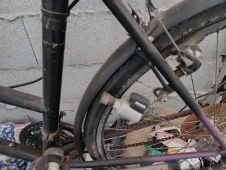 Bicicleta antigua con dinamo