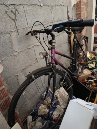 Bicicleta antigua con dinamo