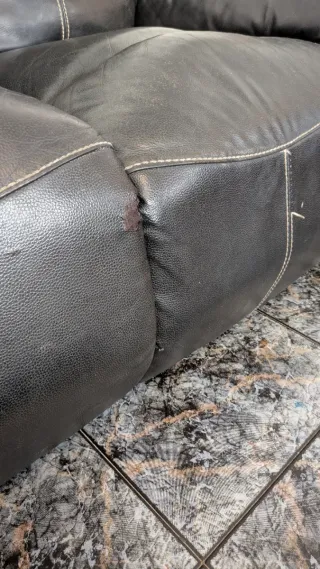 Sofá de piel negro