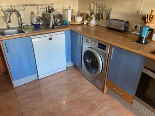 Muebles de cocina beige y plata